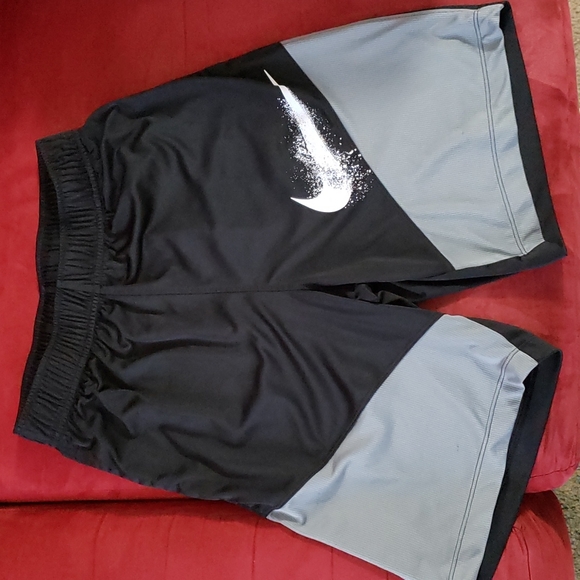 Boys Nike shorts - Picture 1 of 4